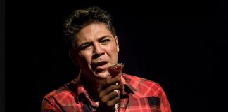 Protagonizado por Dionísio Neto, o drama de Walcyr Carrasco explora as relações pessoais e o preconceito em uma metrópole